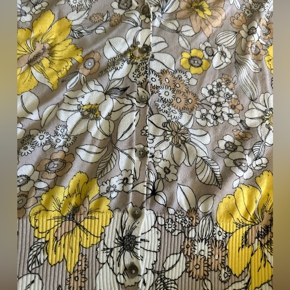 Old Navy v-neck 6 button-down flowery long sleeve sweater, size small petite - Picture 4 of 6